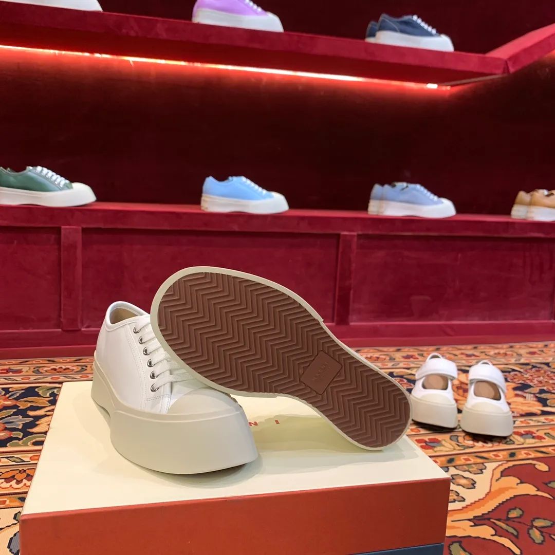 👟👟Ex-factory price 480👟👟 Marni Marni large-toe thick-soled Mary Jane shoes Marni is an independent designer brand from Italy. It has quickly become another big dark horse in the international fashion industry. Zhao Lusi and Song Zuer have the same Velcro large-toe shoes. It took 2 and a half months to purchase 5 pairs of originals, cut them open, open the bottom mold, decide on the materials, and tried again and again, and changed again and again. At present, the material, shape, lines, and outsole are almost the same as the original ones. Even the smell of cowhide is the same, so our shoes never put fragrance in them. The original cowhide smell is unique. 🐂Fabric: imported Bengal cowhide, matte and textured 🐂Inner: semi-matte cowhide, zero color difference 🐂Outsole: Original molded TU👟👟Ex-factory price➕👟👟Ex-factory price U foam 🪄Number of codes: 35 36 37 38 39 40